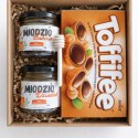 PREZENT NA DZIEŃ BABCI I DZIADKA ZESTAW UPOMINKOWY MIÓD TOFFIFEE OD DZIECI